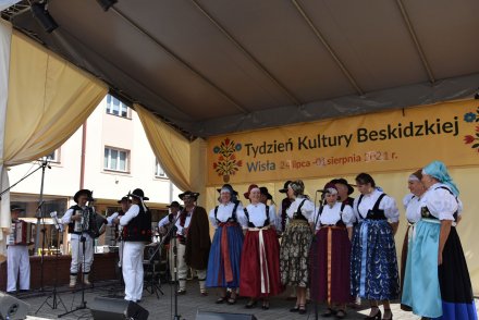 Piąty dzień Tygodnia Kultury Beskidzkiej w Wiśle - występy na małej estradzie na Pl. B. Hoffa - Zespół Wisła Plus